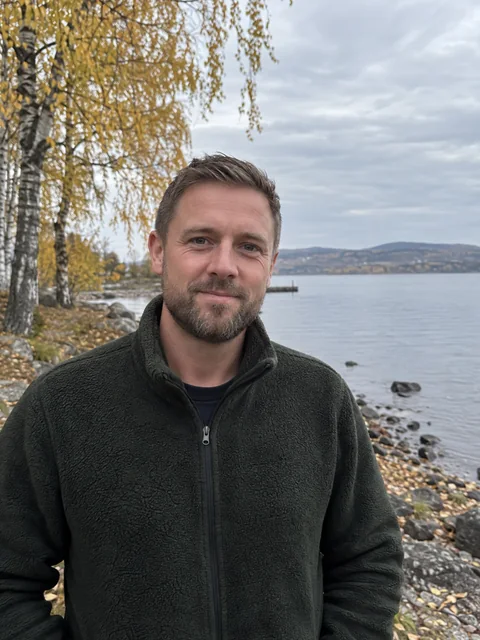 Sindre Berg Aas ute ved Mjøsa en høstdag